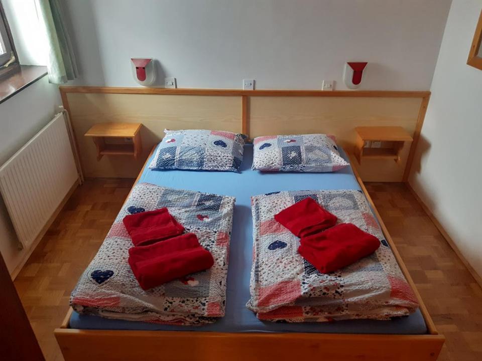 Rooms Barovc By The Lake Jasna Kranjska Gora Exterior photo A guest room at the hostel