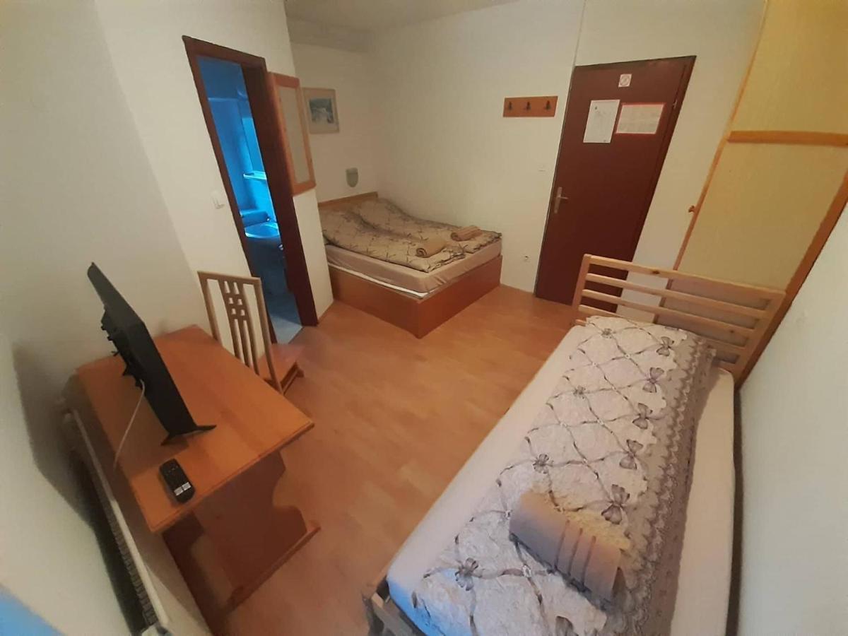 Rooms Barovc By The Lake Jasna Kranjska Gora Exterior photo A room at the hostel