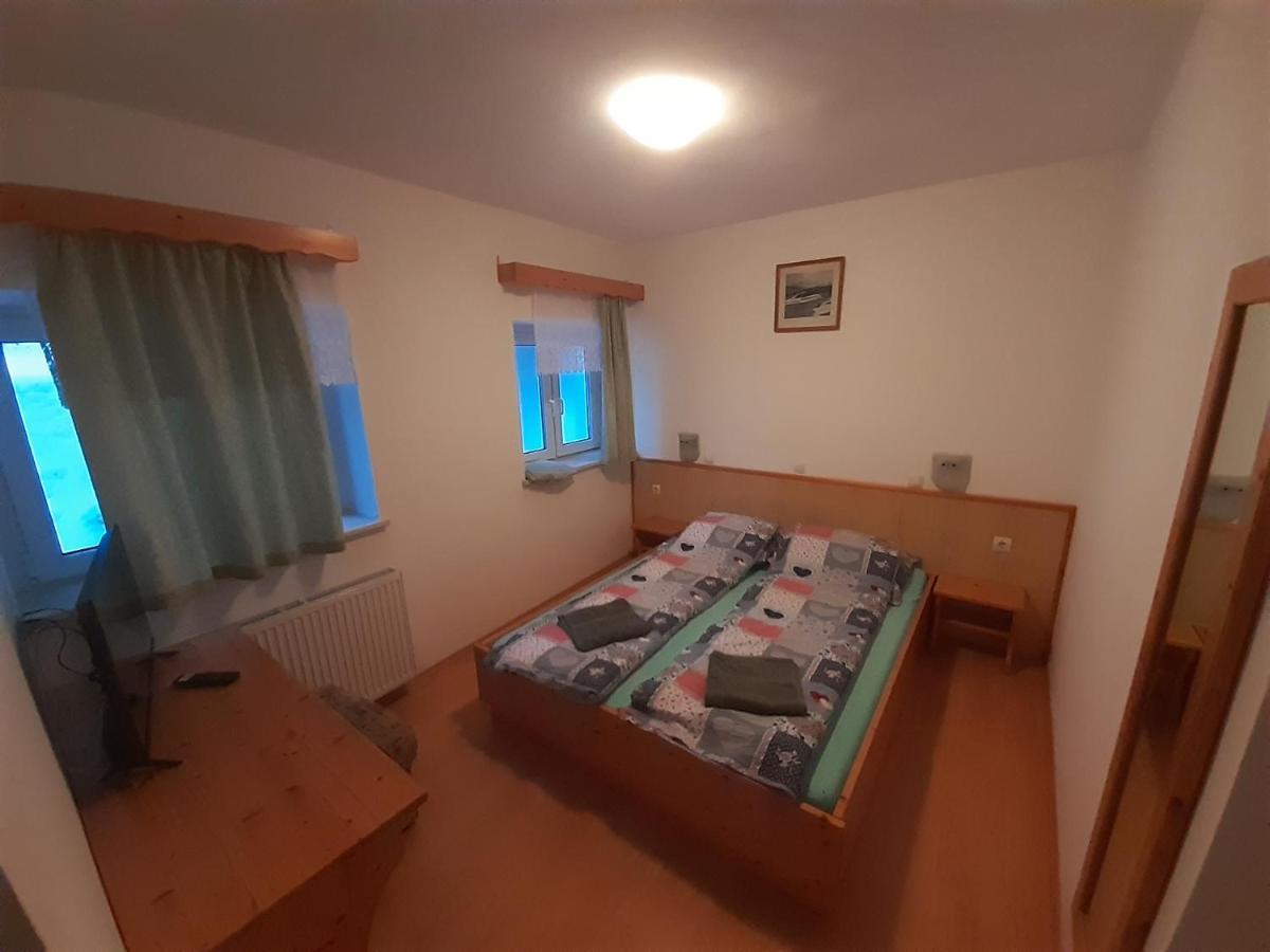 Rooms Barovc By The Lake Jasna Kranjska Gora Exterior photo A bedroom in a typical apartment
